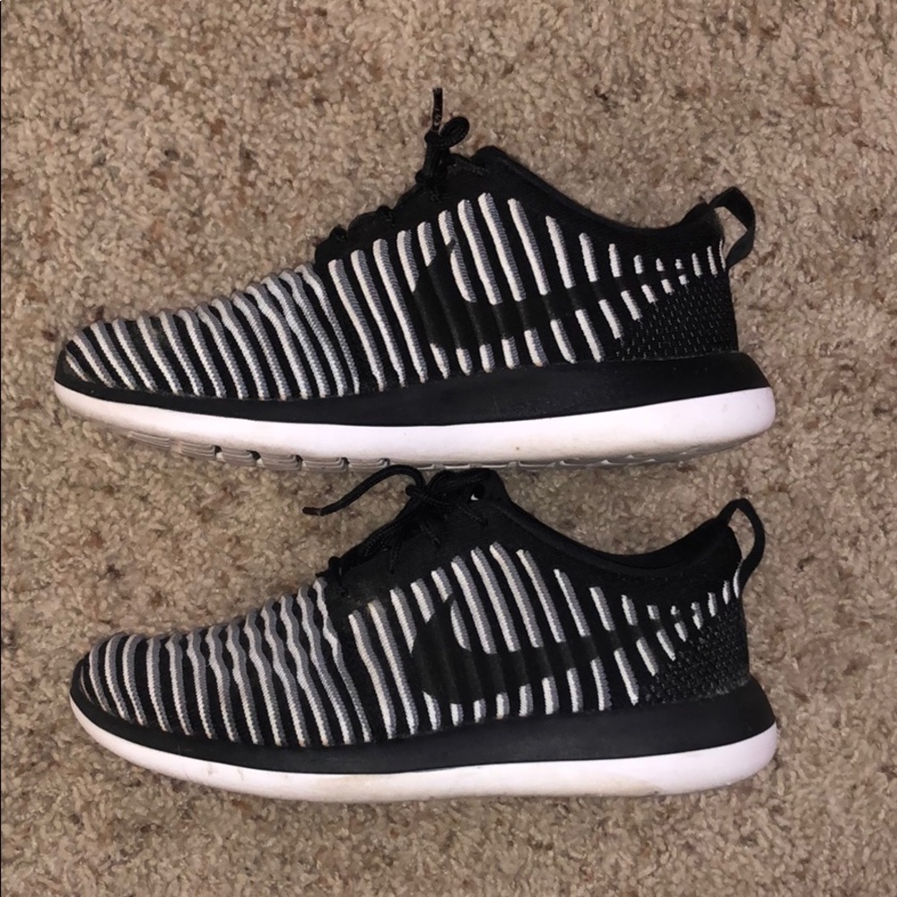 Nike women’s Flyknit Roshe 2 shoes